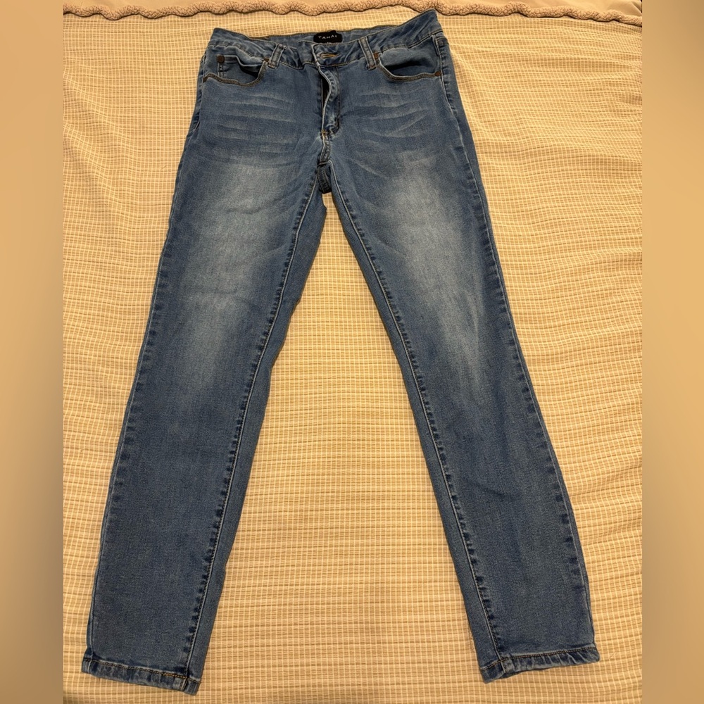 Tahari Blue Skinny Jeans with Vintage-Inspired Wash